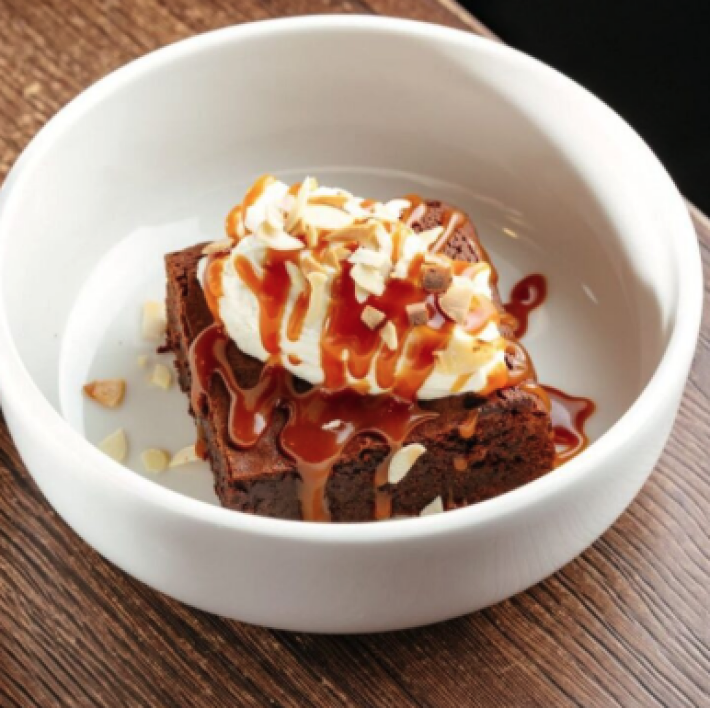 Шоколадный брауни с соленой карамелью и миндалем