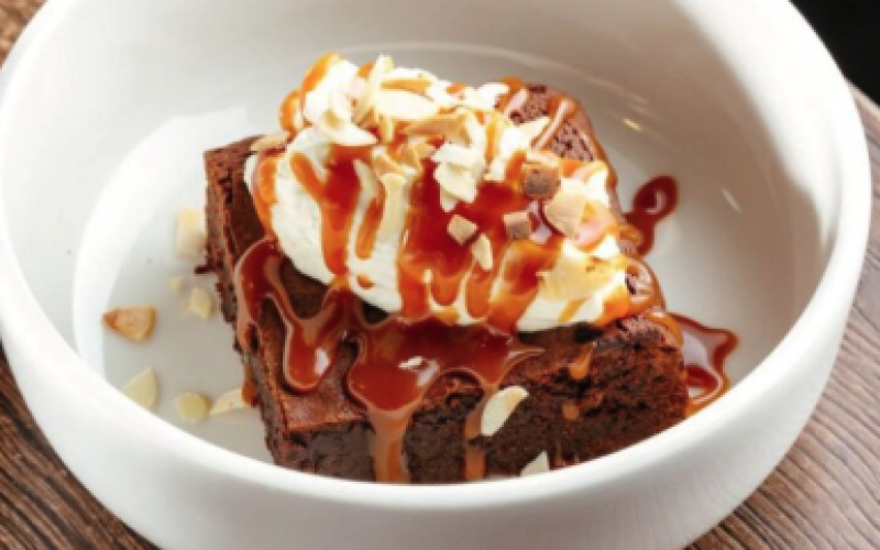 Шоколадный брауни с соленой карамелью и миндалем