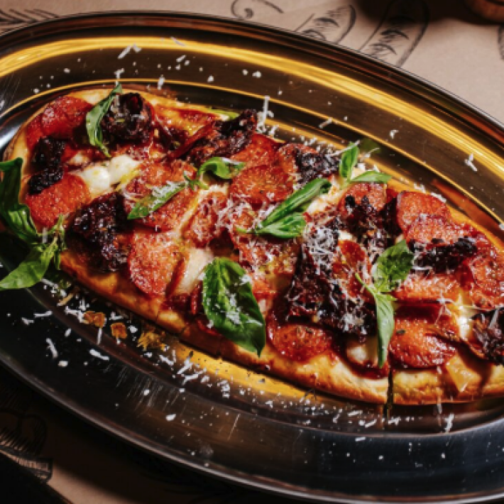 Домашняя лепешка с колбасой пепперони