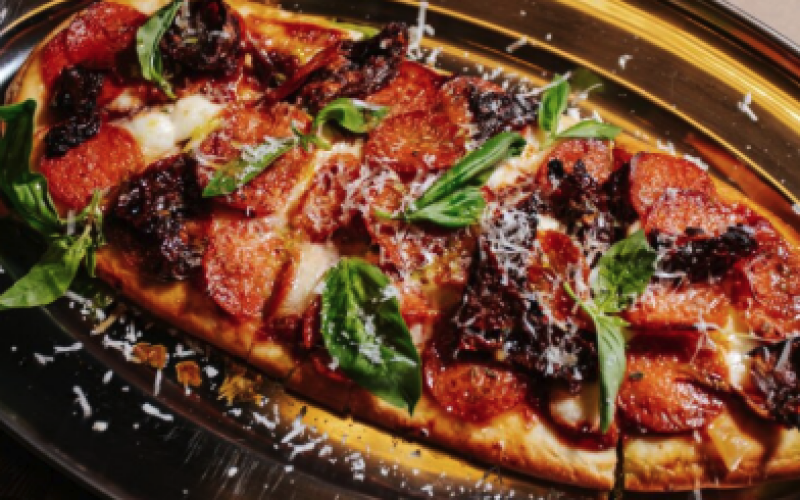 Домашняя лепешка с колбасой пепперони