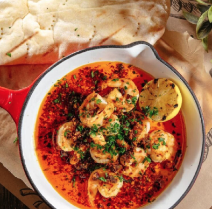 Креветки в пряном масле с домашней лепешкой