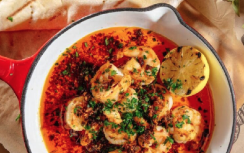 Креветки в пряном масле с домашней лепешкой