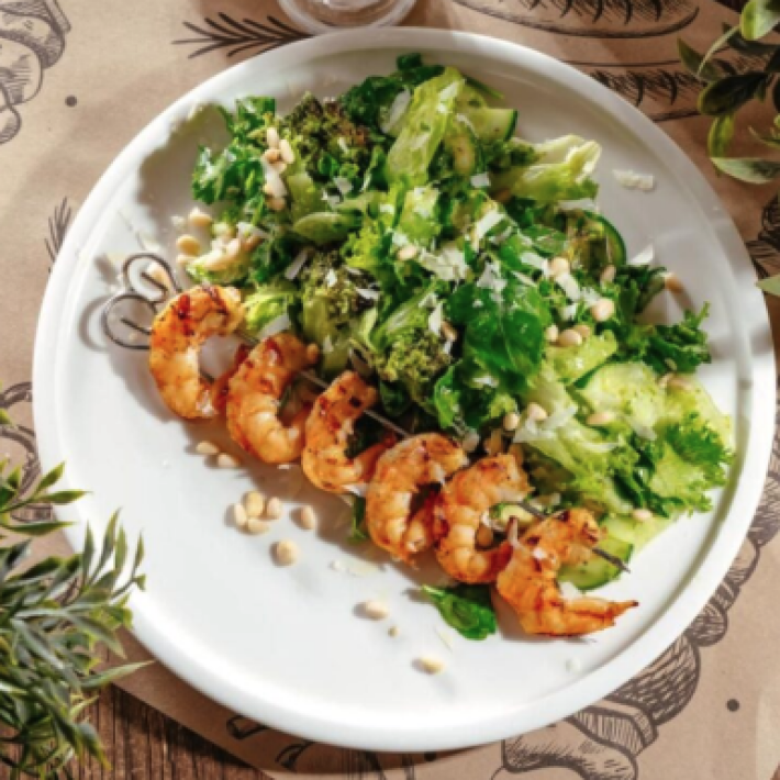 Большой зеленый салат с креветками на гриле