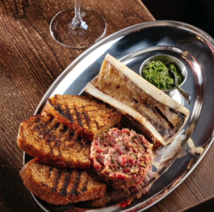 Тар-тар из говядины на мозговой кости