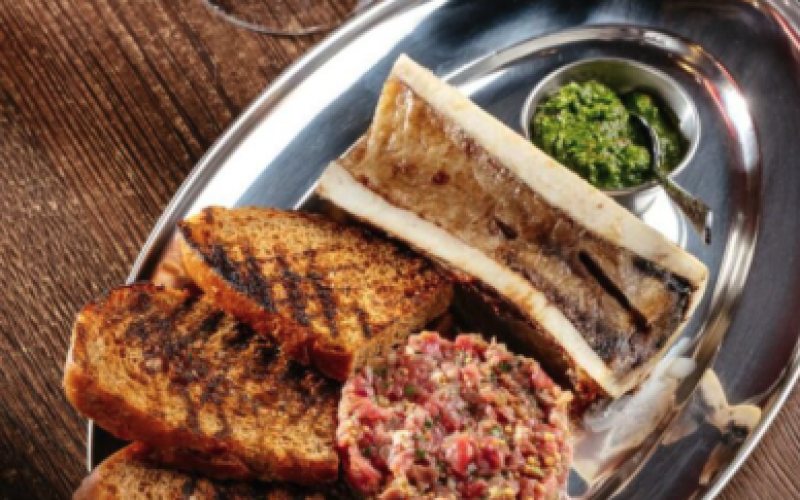 Тар-тар из говядины на мозговой кости