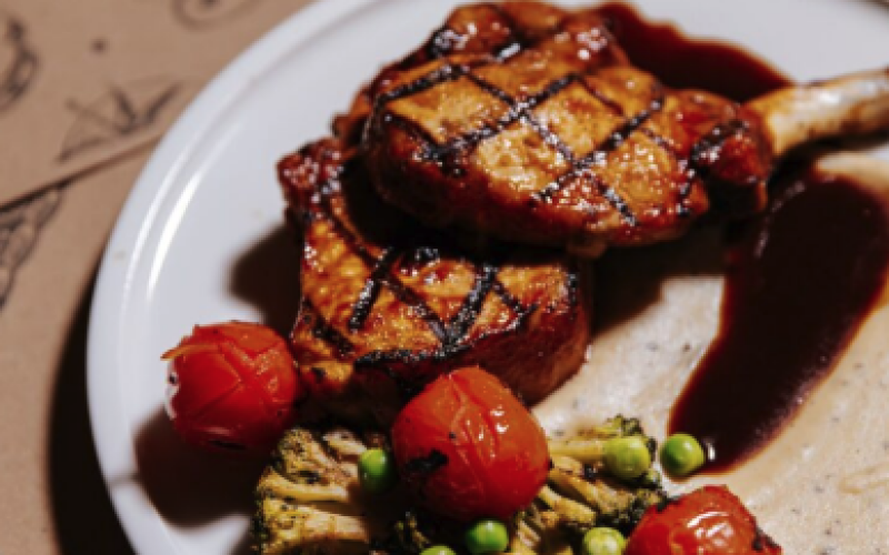 Свиная корейка с трюфельным пюре