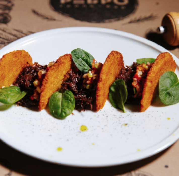 Драники с томленой щекой, крем-чизом и овощной сальсой