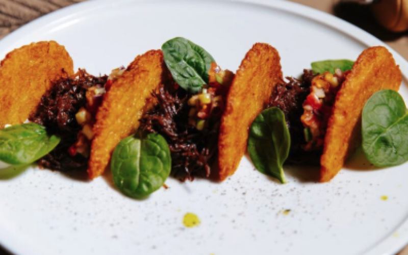 Драники с томленой щекой, крем-чизом и овощной сальсой