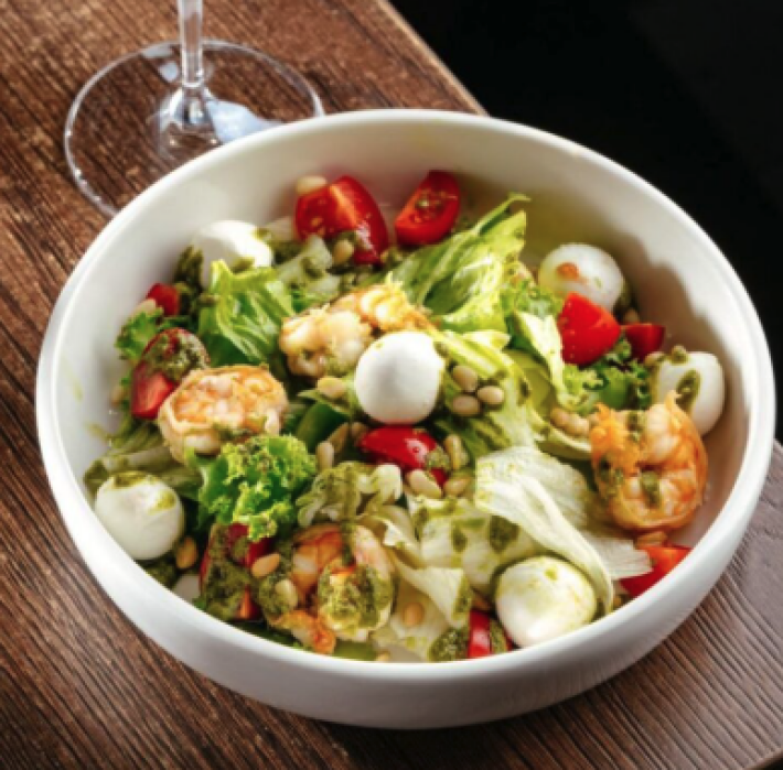 Салат с креветками и моцареллой
