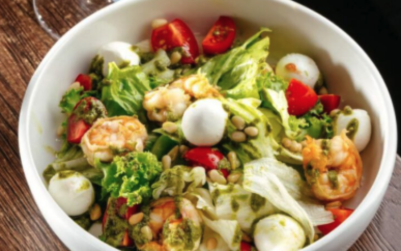 Салат с креветками и моцареллой