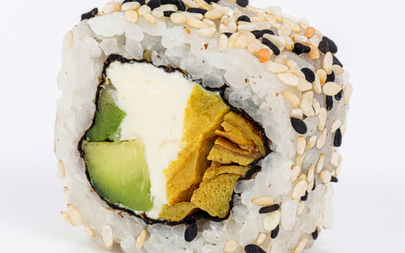 Ролл с японским омлетом и кунжутом