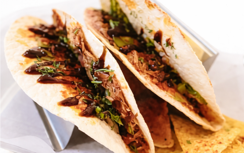 Такос с рваной свининой и соусом «Барбекю»/«Сырный»