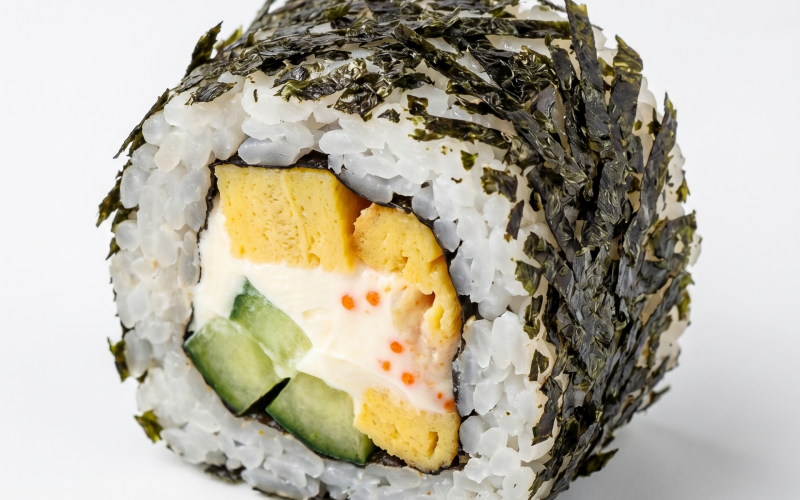 Ролл с острым соусом и японским омлетом