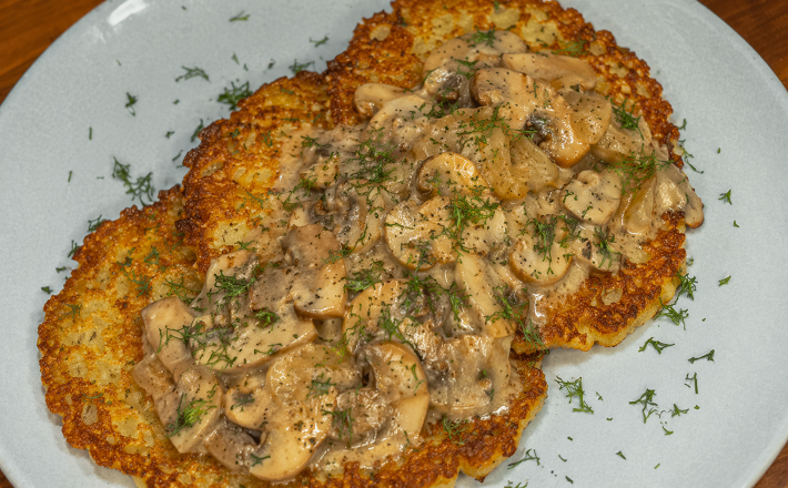 Драники со сливочным соусом и свининой