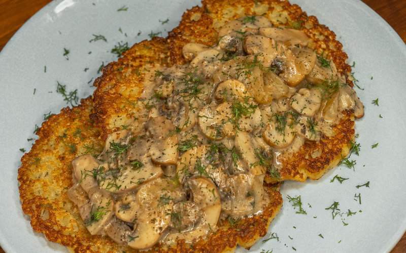 Драники со сливочным соусом и свининой