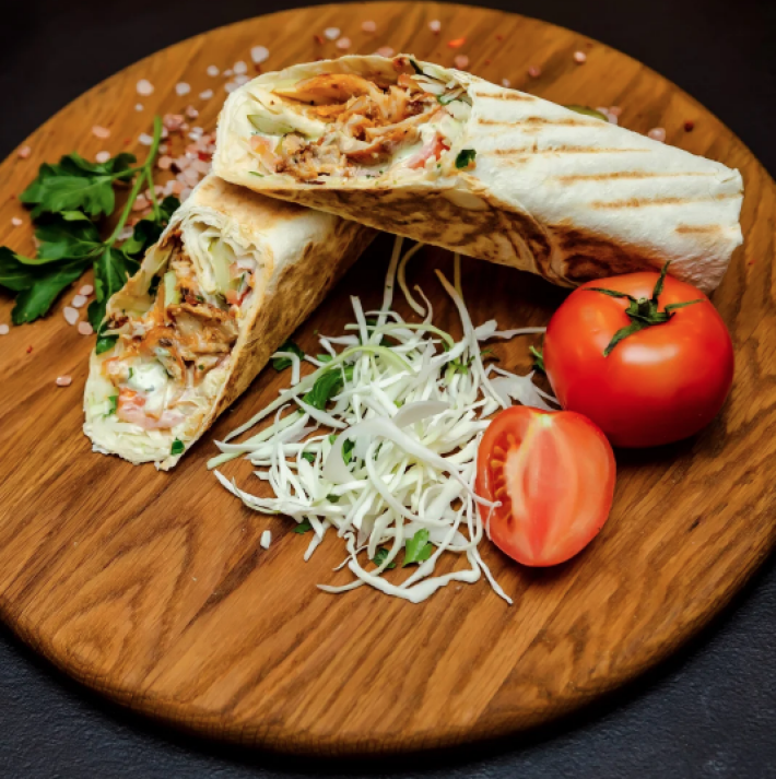 Шаурма с картофелем фри и карамелизированным луком