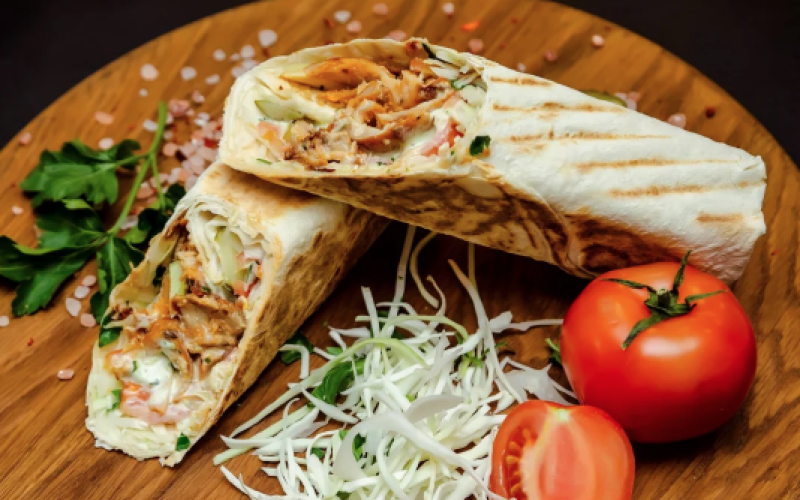 Шаурма с картофелем фри и карамелизированным луком