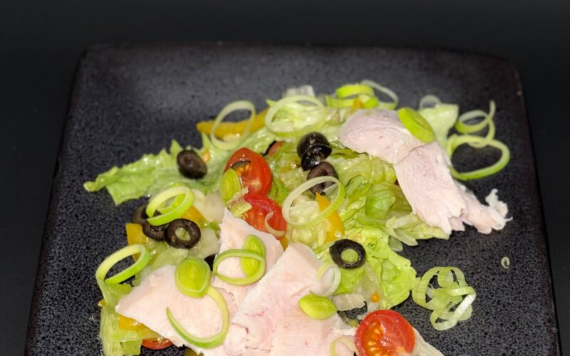 Салат с копчёной курицей