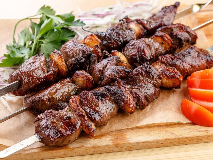 Шашлык из говядины с салатом и лепёшкой