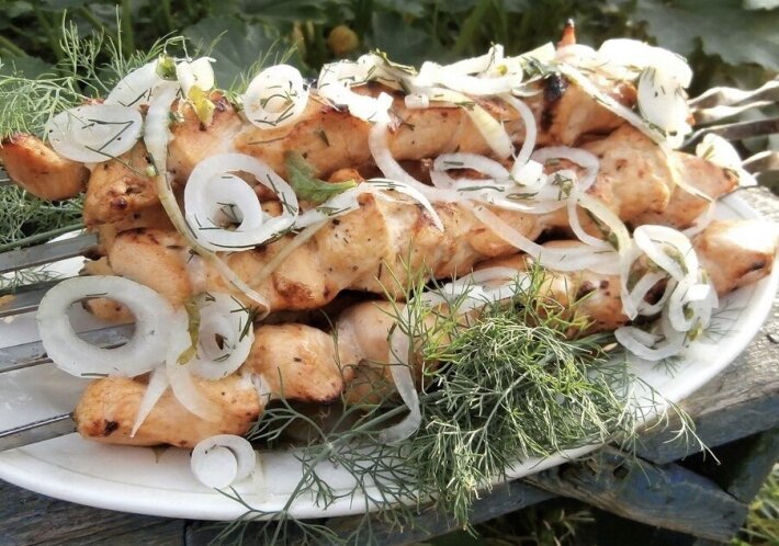 Шашлык из курицы с салатом и лепёшкой