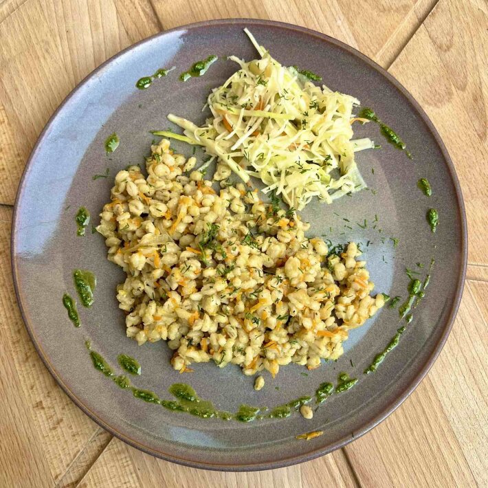 Булгур со сливочным маслом с салатом «Цветной»