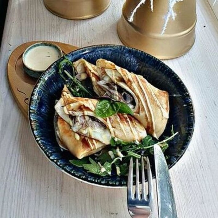 Блинчики с курицей, моцареллой, копченым яйцом