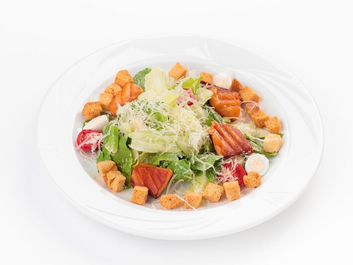 Салат Цезарь с лососем