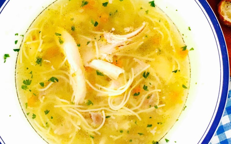 Куриный бульон с вермишелью и яйцом