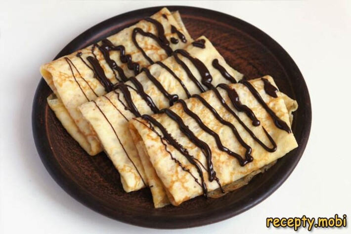 Блинчики с шоколадной пастой и бананом