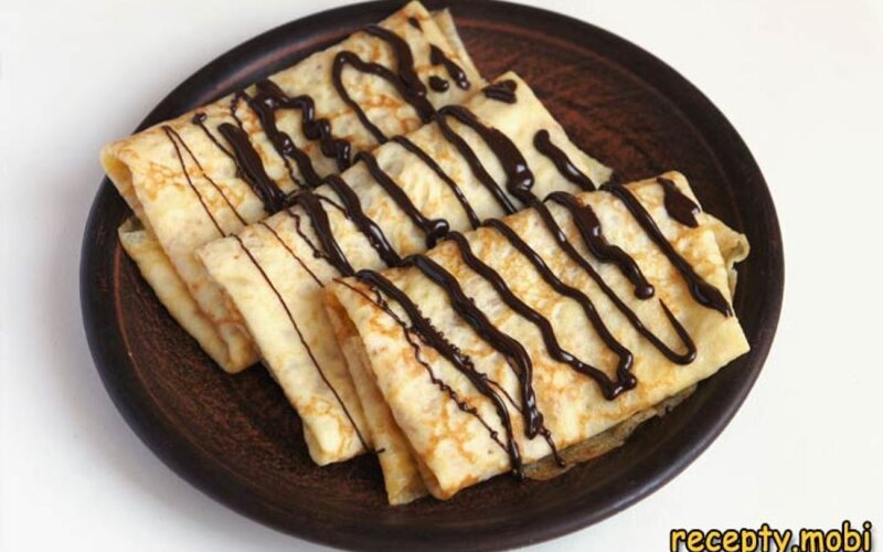 Блинчики с шоколадной пастой и бананом