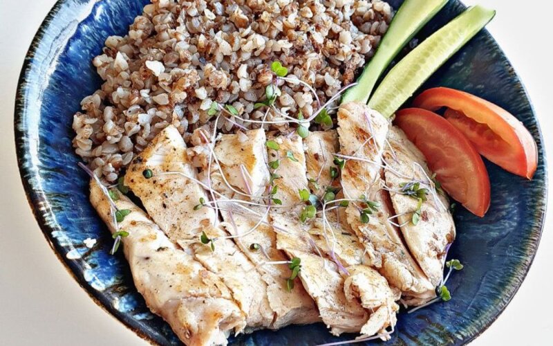 Гречневая каша с куриным филе, свежими овощами