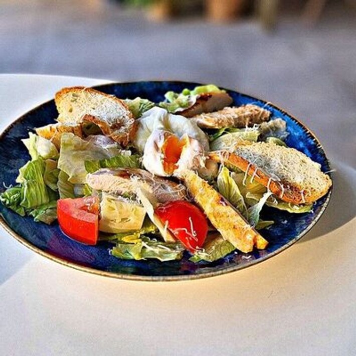 Салат Цезарь с курицей