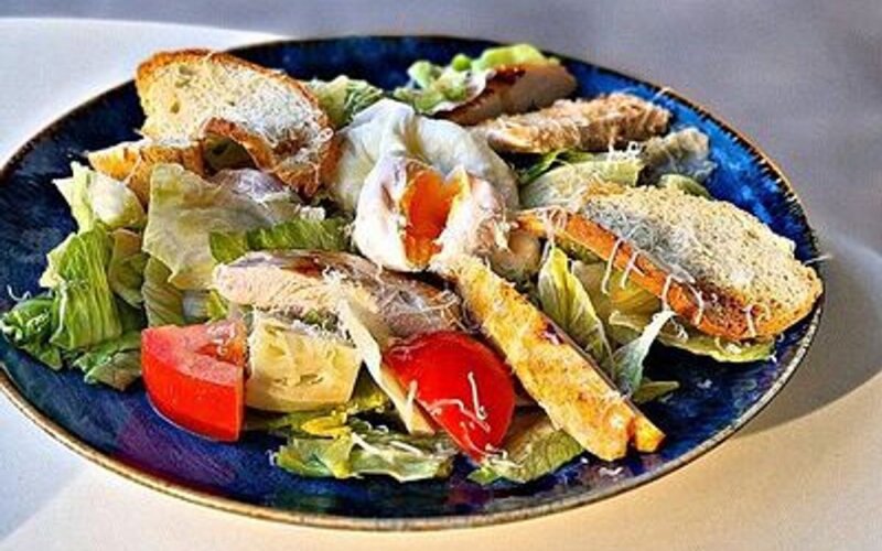 Салат Цезарь с курицей