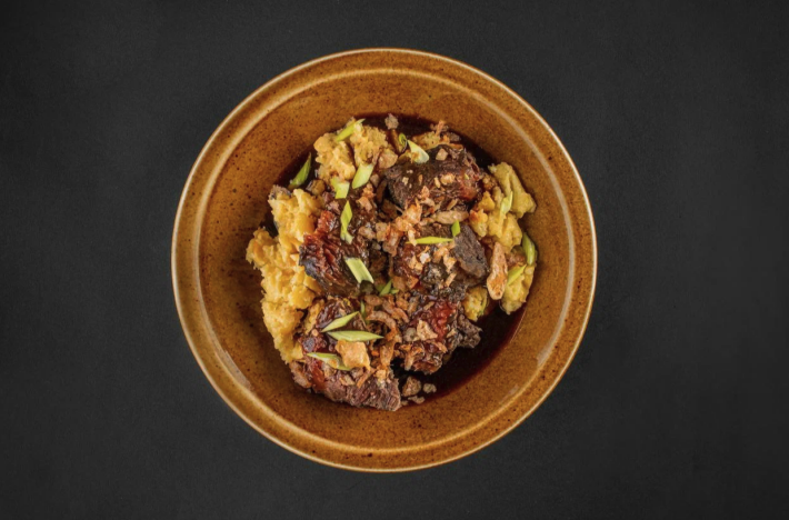 Томленая лопатка с толченым картофелем