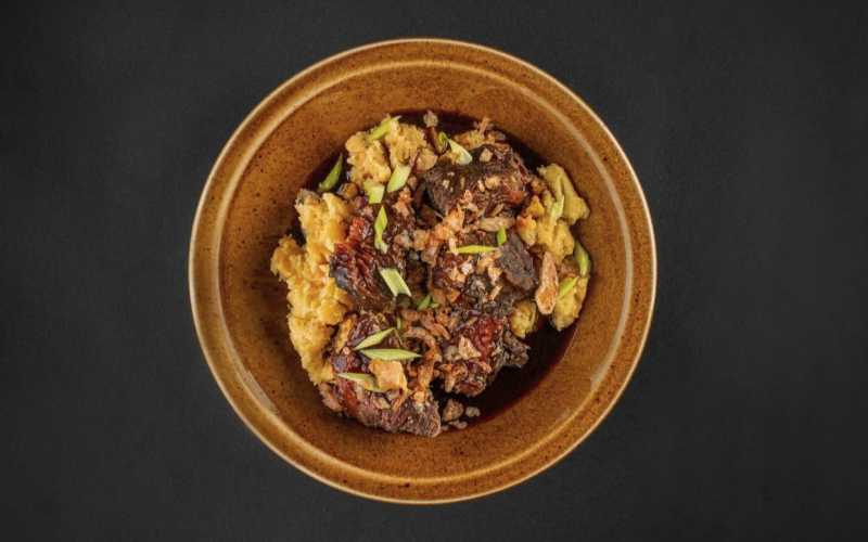 Томленая лопатка с толченым картофелем