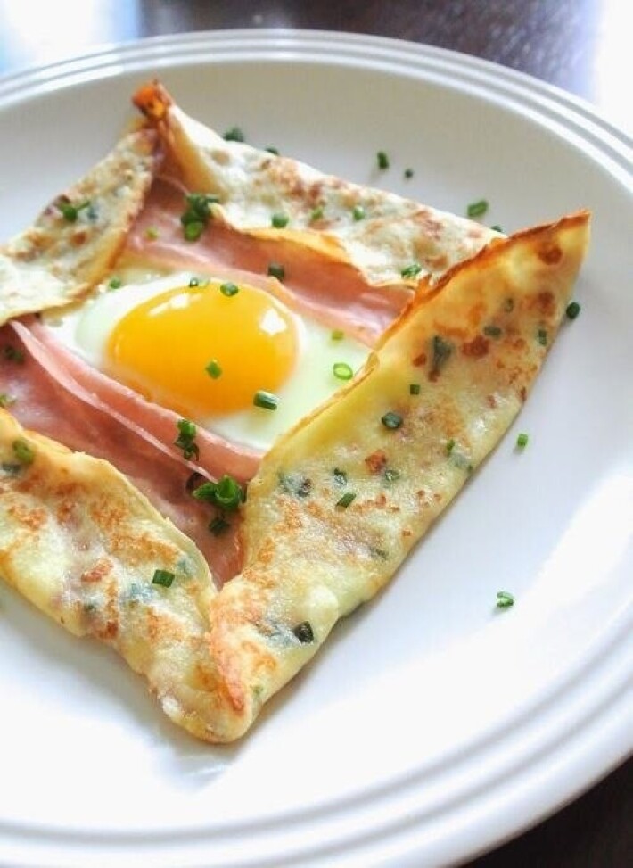 Блин с яйцом и беконом