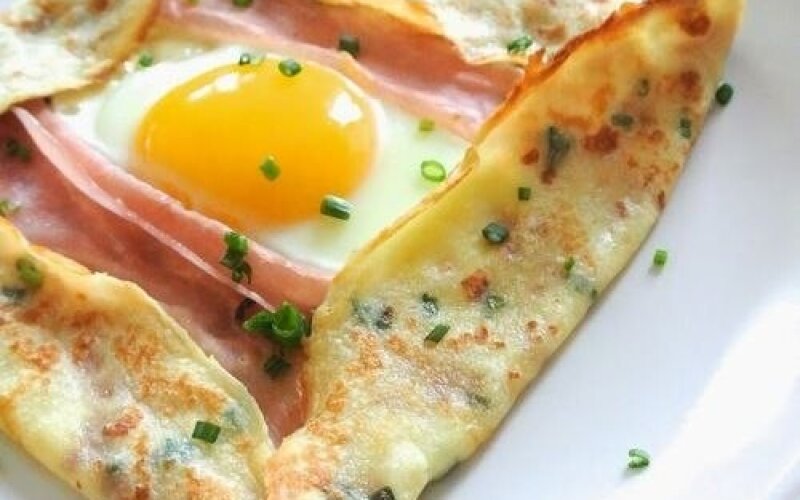 Блин с яйцом и беконом