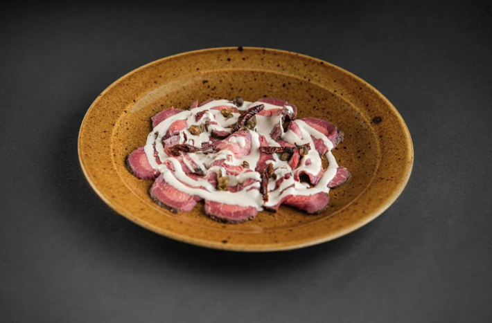 Ростбиф с тунцовым соусом