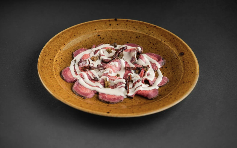 Ростбиф с тунцовым соусом