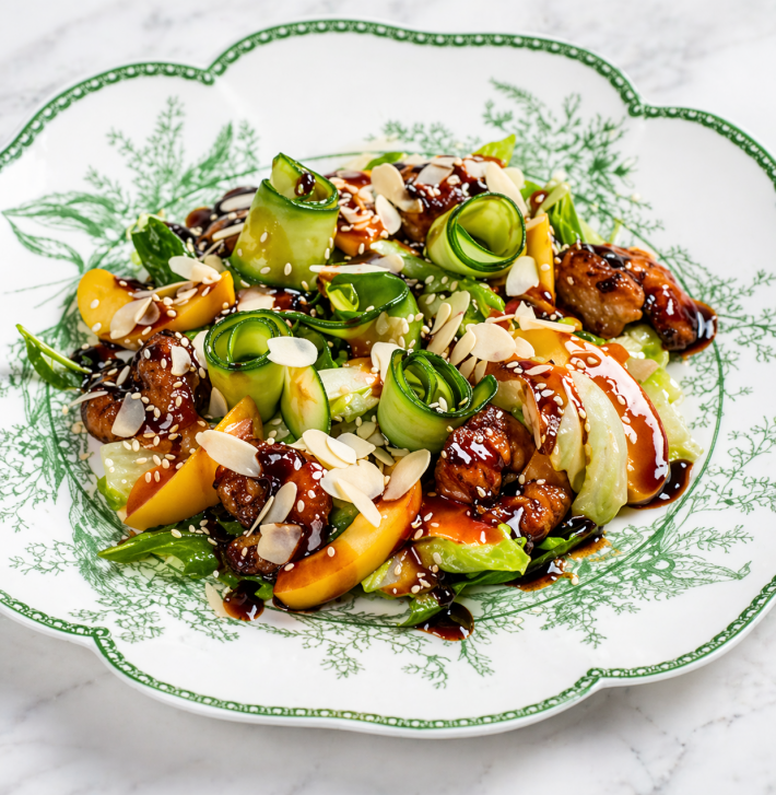 Салат с нежными персиками и креветками