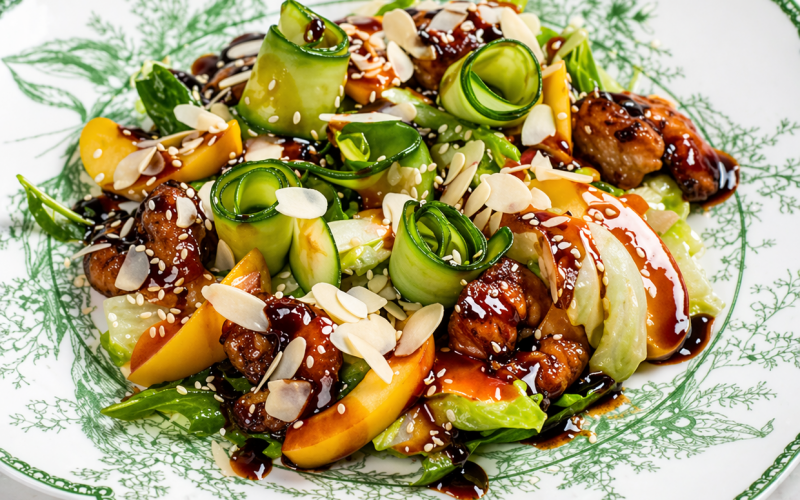 Салат с нежными персиками и креветками