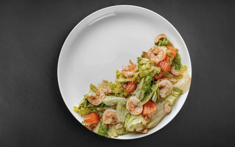 Салат с креветками с грейпфрутовым соусом