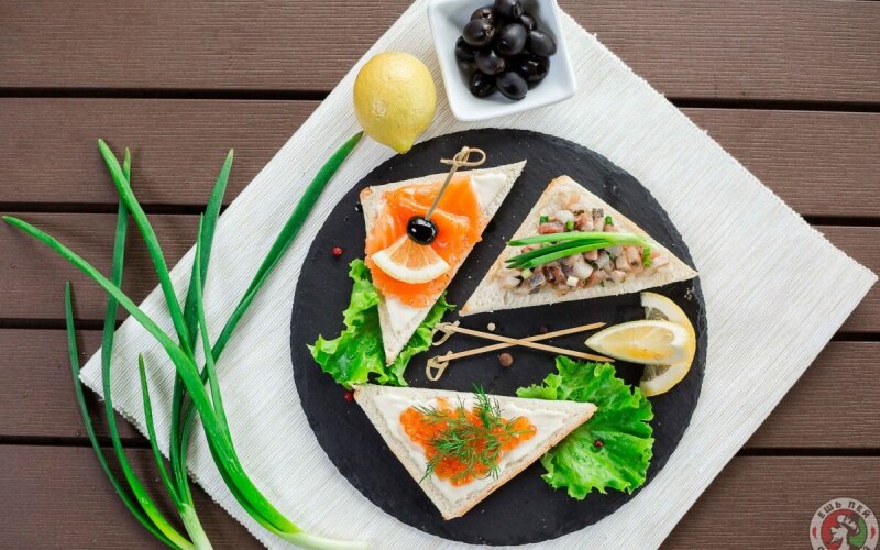 Бутерброд с красной икрой