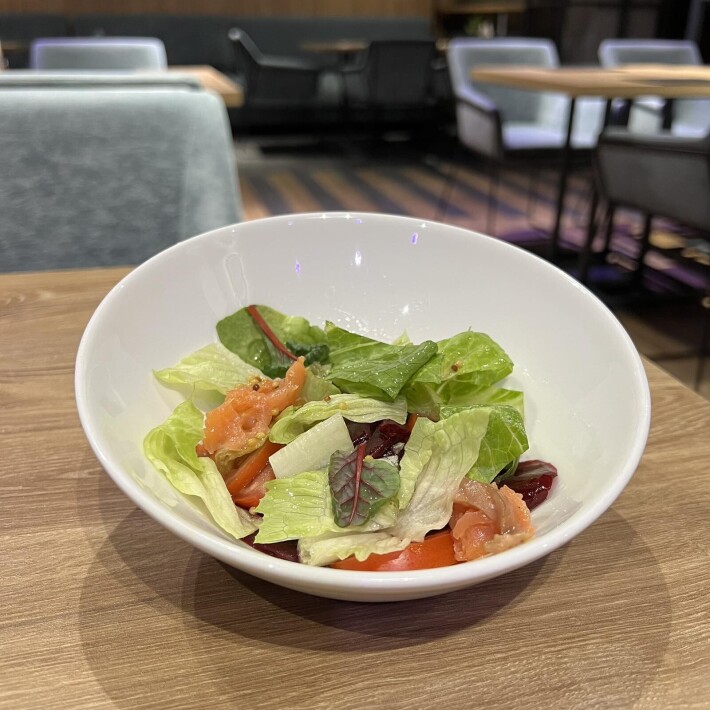 Салат из печеной свеклы с семгой