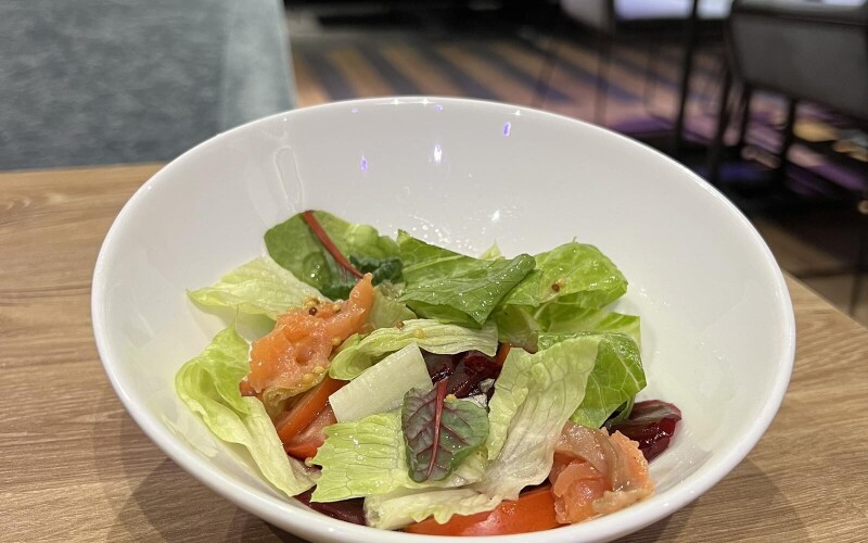 Салат из печеной свеклы с семгой