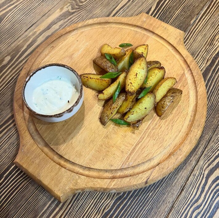 Картошка «По-деревенски» с чесночным соусом