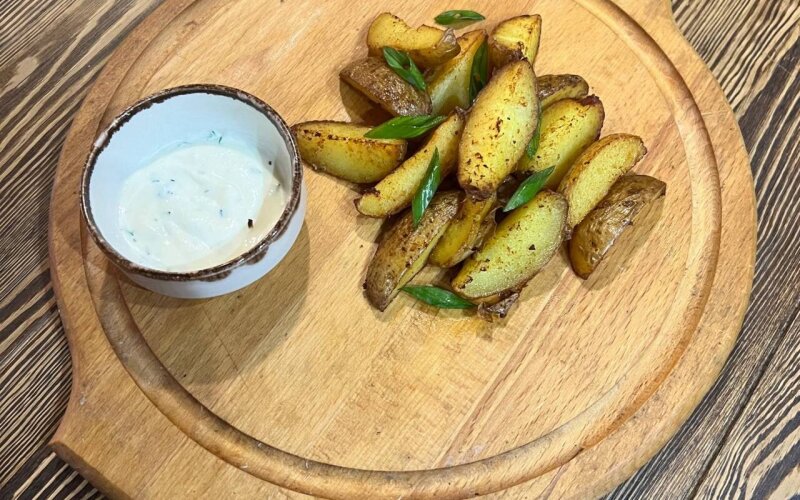 Картошка «По-деревенски» с чесночным соусом
