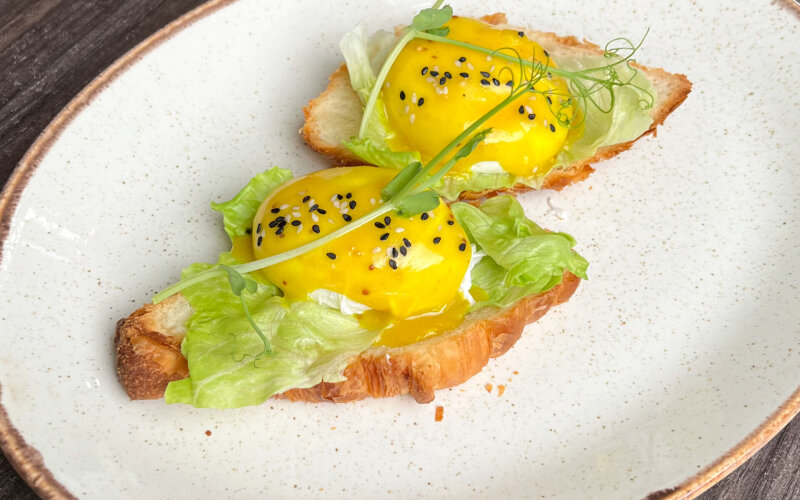 Яйцо пашот с голландским соусом