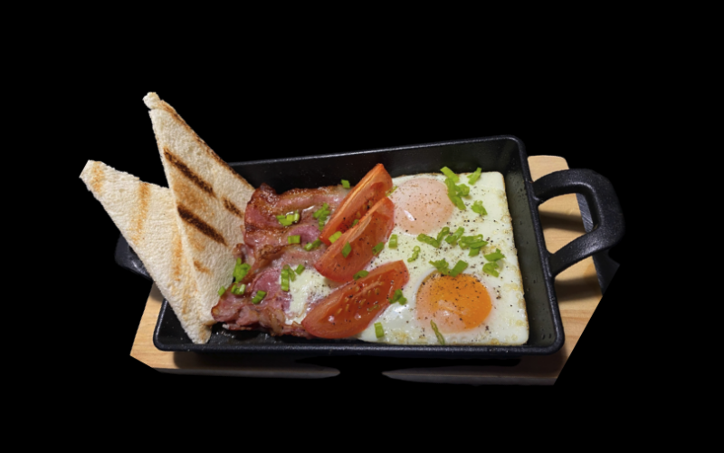Сковородка с беконом и яйцом
