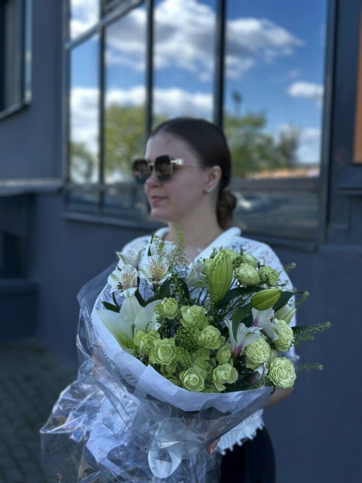 Сборный букет с лилией